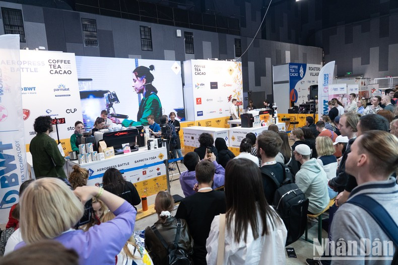 Выставка привлекает большое количество посетителей. Фото: Тхань Тхэ