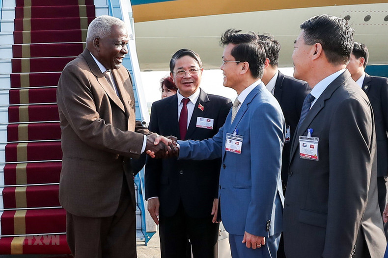 Председателя НАНВ Кубы Эстебана Ласо Эрнандеса встречают в аэропорту. Фото: ВИА Председателя НАНВ Кубы Эстебана Ласо Эрнандеса встречают в аэропорту. Фото: ВИА