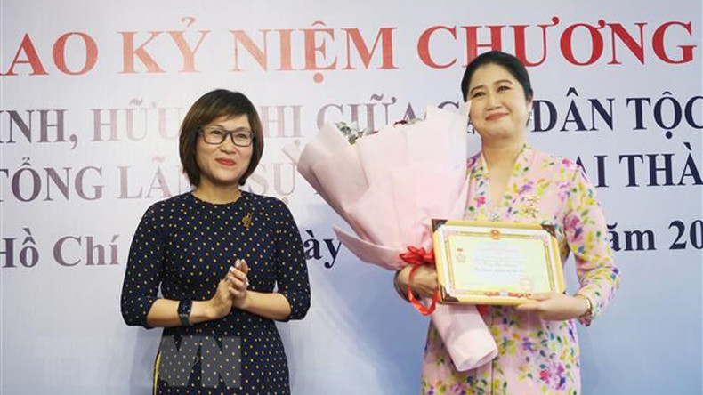 Представитель СОДВ вручает памятную медаль Генеральному консулу Малайзии в г. Хошимине Вонг Чиа Чианн. Фото: ВИА Представитель СОДВ вручает памятную медаль Генеральному консулу Малайзии в г. Хошимине Вонг Чиа Чианн. Фото: ВИА