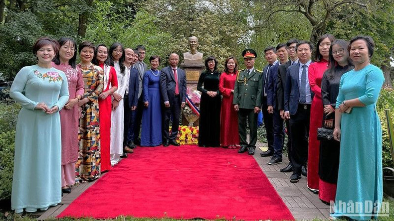 Участники церемонии фотографируются на память. Участники церемонии фотографируются на память.