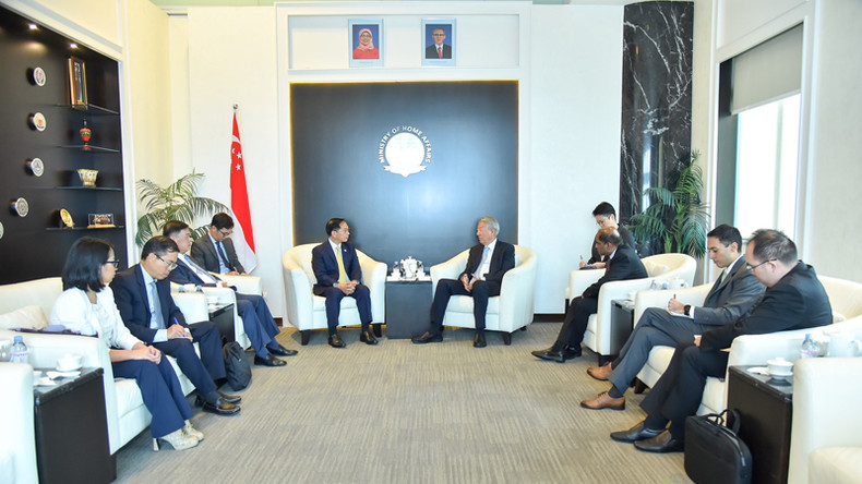 Министр Буй Тхань Шон на встрече со Старшим министром, Министром-координатором по вопросам национальной безопасности Сингапура Тео Чи Хином. Фото: МИД Вьетнама Министр Буй Тхань Шон на встрече со Старшим министром, Министром-координатором по вопросам национальной безопасности Сингапура Тео Чи Хином. Фото: МИД Вьетнама