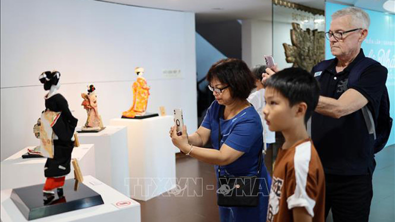 Посетители выставки. Фото: ВИА Посетители выставки. Фото: ВИА