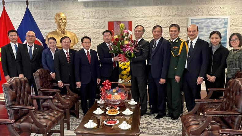 Сотрудники посольств Вьетнама и Лаоса в Австралии фотографируются на память. Фото: ВИА