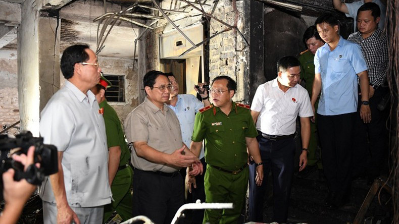 Премьер-министр Фам Минь Тьинь на месте происшествия. Фото: Нят Бак Премьер-министр Фам Минь Тьинь на месте происшествия. Фото: Нят Бак