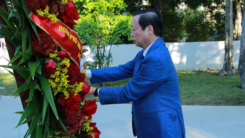 Вице-премьер Чан Хонг Ха возлагает цветы к памятнику Хо Ши Мину. Фото: VGP Вице-премьер Чан Хонг Ха возлагает цветы к памятнику Хо Ши Мину. Фото: VGP
