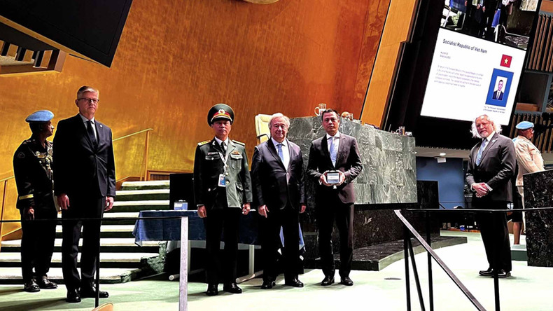 Посол Данг Хоанг Жанг от имени вьетнамского Государства получает Медаль Дага Хаммаршельда, который Генеральный секретарь ООН вручил подполковнику До Ань, скончавшемуся при выполнении миротворческой миссии ООН. Фото: baoquocte.vn Посол Данг Хоанг Жанг от имени вьетнамского Государства получает Медаль Дага Хаммаршельда, который Генеральный секретарь ООН вручил подполковнику До Ань, скончавшемуся при выполнении миротворческой миссии ООН. Фото: baoquocte.vn