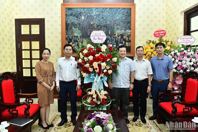 Делегация Департамента здравоохранения Ханоя посещает газету «Нянзан». Фото: Данг Кхоа Делегация Департамента здравоохранения Ханоя посещает газету «Нянзан». Фото: Данг Кхоа