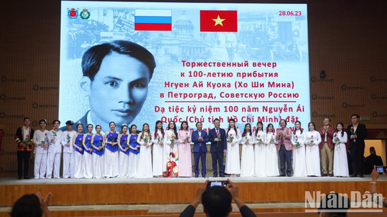 Торжественный вечер, посвященный 100-летию со дня первого прибытия Президента Хо Ши Мина в Петроград. Фото: Тхань Тхэ Торжественный вечер, посвященный 100-летию со дня первого прибытия Президента Хо Ши Мина в Петроград. Фото: Тхань Тхэ