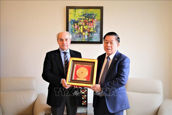 Заведующий Отделом ЦК КПВ по пропаганде и политическому воспитанию Нгуен Чонг Нгиа на встрече с Генеральным секретарем Итальянской коммунистической партии Мауро Альборези. Фото: ВИА Заведующий Отделом ЦК КПВ по пропаганде и политическому воспитанию Нгуен Чонг Нгиа на встрече с Генеральным секретарем Итальянской коммунистической партии Мауро Альборези. Фото: ВИА