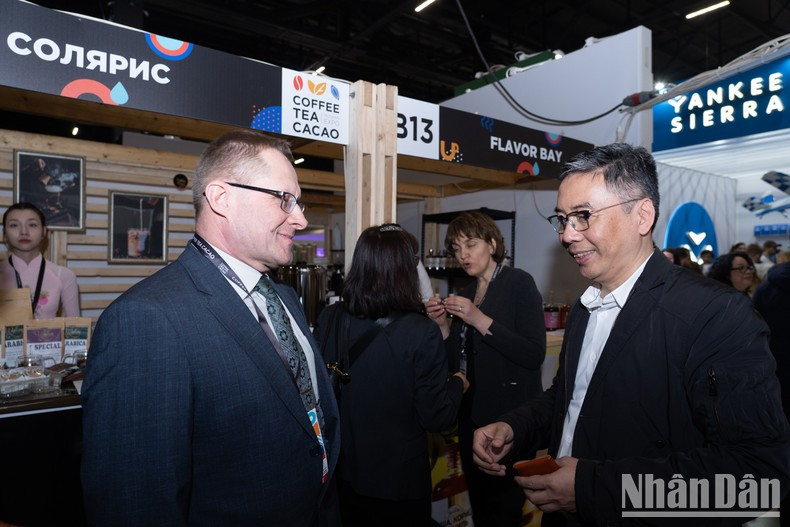 Г-н Хюинь Ви Лонг беседует с партнерами. Фото: Тхань Тхэ