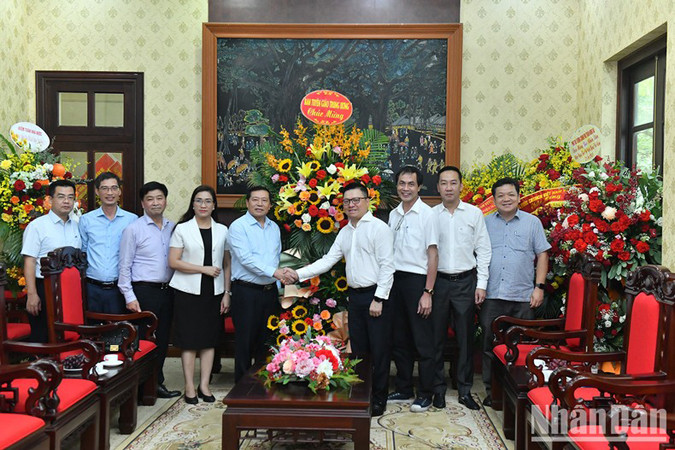 Товарищ Ле Куок Минь и товарищ Лай Суан Мон. Фото: Данг Кхоа Товарищ Ле Куок Минь и товарищ Лай Суан Мон. Фото: Данг Кхоа