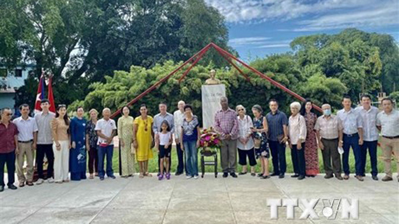Посол Вьетнама на Кубе Ле Тхань Тунг и делегаты возлагают цветы в память о Дядюшке Хо. Фото: ВИА
