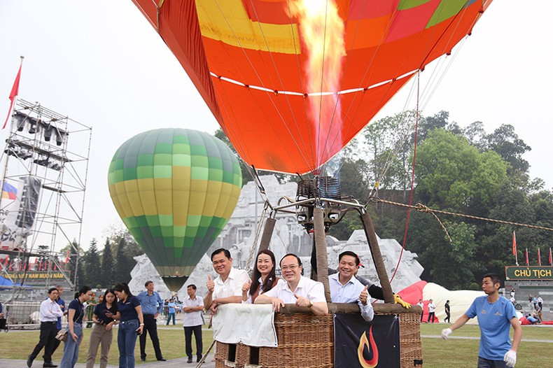 Фестиваль привлек многих местных жителей и туристов. Фестиваль привлек многих местных жителей и туристов.