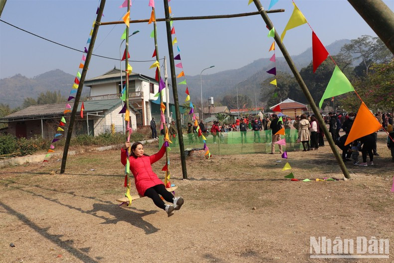 В рамках церемоний оргкомитет организовал церемонию шествия и церемонию жертвоприношения, посещение колокола храма Кишам... Что касается фестивалей, то оргкомитет провел мероприятие по пению «тхен», соревнования по сянци, народные игры и т.д. В рамках церемоний оргкомитет организовал церемонию шествия и церемонию жертвоприношения, посещение колокола храма Кишам... Что касается фестивалей, то оргкомитет провел мероприятие по пению «тхен», соревнования по сянци, народные игры и т.д.
