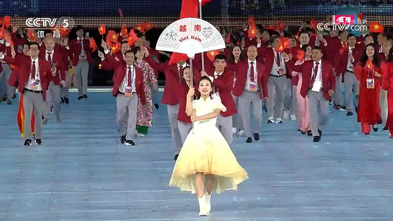 Вьетнамская спортивная делегация входит в стадион.