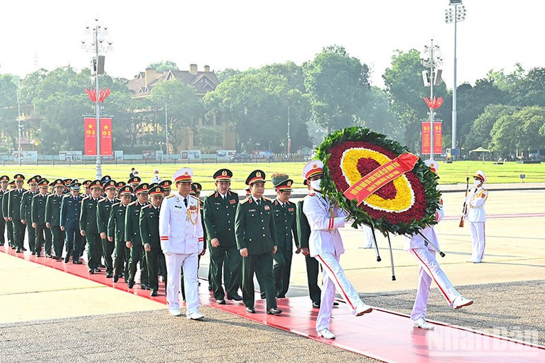 Делегация Центрального военного комитета и Министерства обороны возлагает венок к Мавзолею Хо Ши Мина. Делегация Центрального военного комитета и Министерства обороны возлагает венок к Мавзолею Хо Ши Мина.
