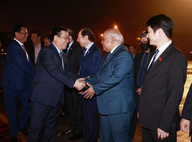 Делегаты провожают Председателя Национального собрания Выонг Динь Хюэ и членов высокопоставленной делегации Национального собрания Вьетнама в международном аэропорту Нойбай. Фото: ВИА