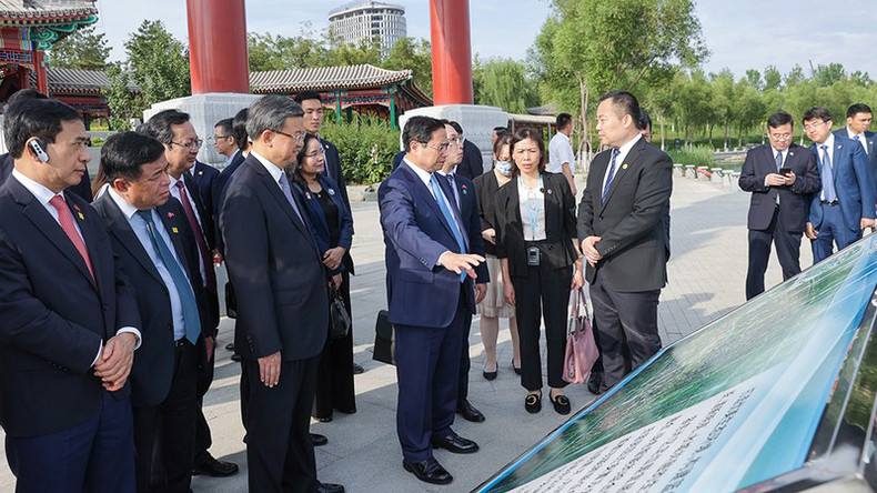 Премьер-министр Фам Минь Тьинь посещает новый район Сюнъань. Фото: Нят Бак Премьер-министр Фам Минь Тьинь посещает новый район Сюнъань. Фото: Нят Бак