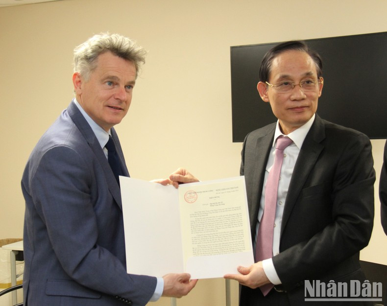 Товарищ Ле Хоай Чунг передает поздравительную телеграмму ЦК КПВ в адрес 39-го съезда ФКП. Товарищ Ле Хоай Чунг передает поздравительную телеграмму ЦК КПВ в адрес 39-го съезда ФКП.