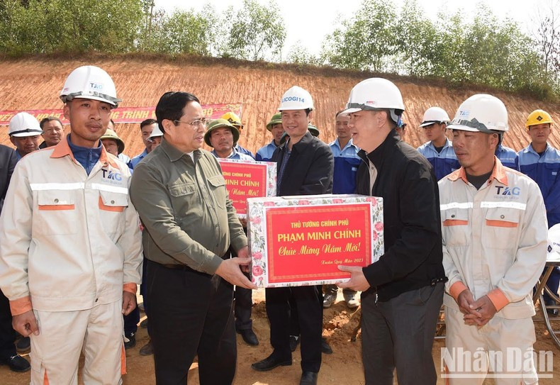 Премьер-министр Фам Минь Тьинь вручает подарки рабочим. Фото: Чан Хай Премьер-министр Фам Минь Тьинь вручает подарки рабочим. Фото: Чан Хай