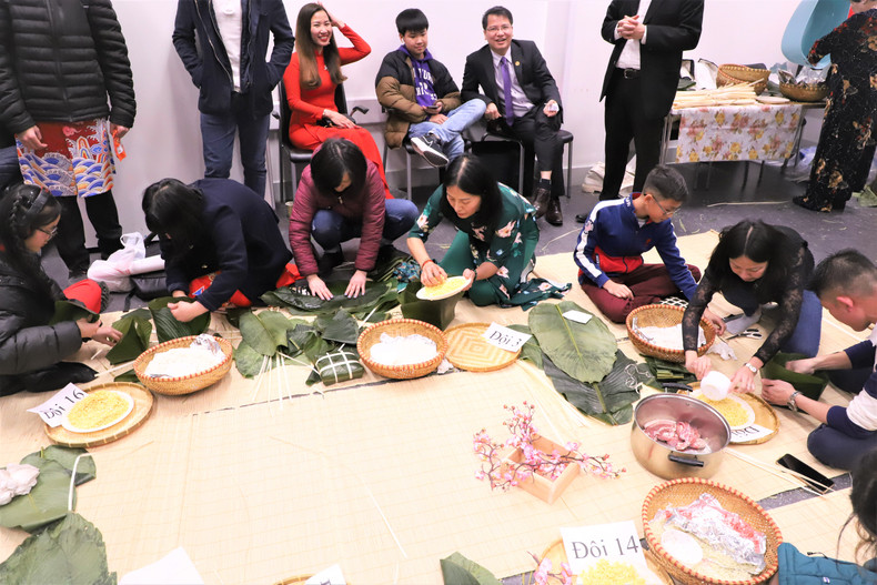 Конкурс по приготовлению пирогов «баньтьынг» в рамках фестиваля в Великобритании. Фото: ВИА Конкурс по приготовлению пирогов «баньтьынг» в рамках фестиваля в Великобритании. Фото: ВИА