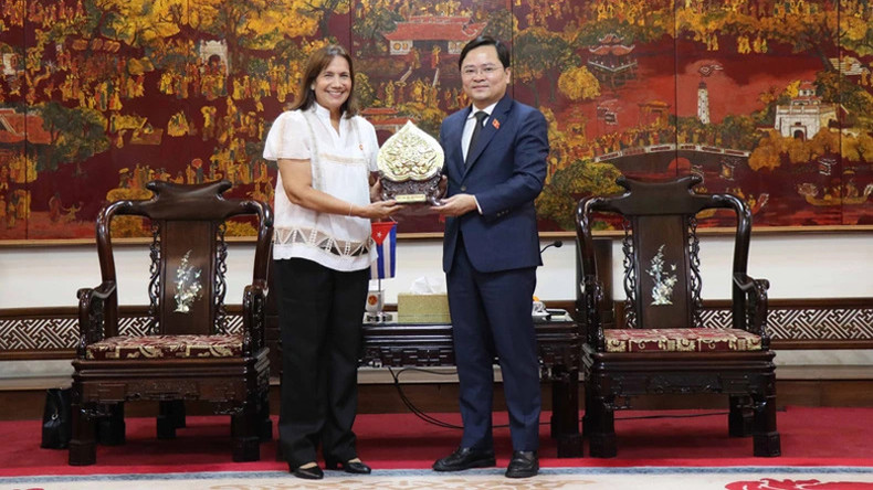 Секретарь Парткома провинции Бакнинь Нгуен Ань Туан (справа) вручает сувенир г-же Ане Марии Мари Мачадо.