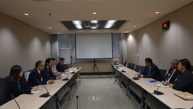 Заместитель министра До Хунг Вьет на встрече с Президентом Палау. Заместитель министра До Хунг Вьет на встрече с Президентом Палау.