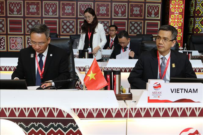 Замминистра финансов Вьетнама Во Тхань Хынг (справа) на совещании. Фото: ВИА Замминистра финансов Вьетнама Во Тхань Хынг (справа) на совещании. Фото: ВИА