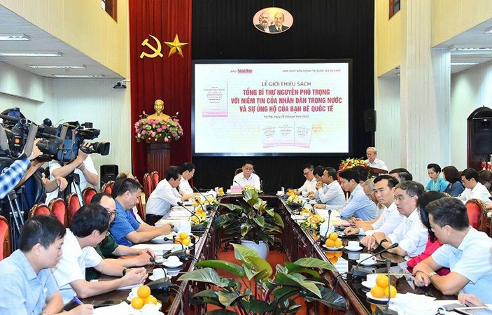 Общий вид церемонии представления книги. Фото: Тхюи Нгуен Общий вид церемонии представления книги. Фото: Тхюи Нгуен