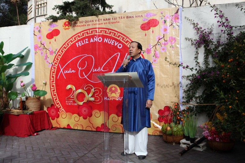 Посол Вьетнама в Испании Хоанг Суан Хай выступает с речью на программе «Весна на Родине» 2023 г. Фото: baoquocte.vn Посол Вьетнама в Испании Хоанг Суан Хай выступает с речью на программе «Весна на Родине» 2023 г. Фото: baoquocte.vn