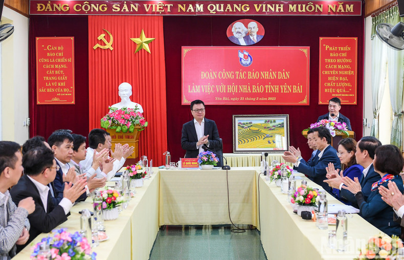 Рабочая встреча с Ассоциацией журналистов и пресс-агентствами провинции Йенбай. Рабочая встреча с Ассоциацией журналистов и пресс-агентствами провинции Йенбай.