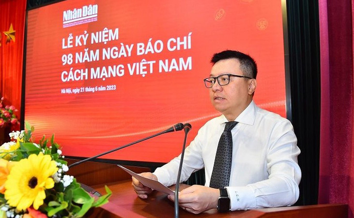 Главный редактор газеты «Нянзан» Ле Куок Минь выступает на митинге. Фото: Тхюи Нгуен Главный редактор газеты «Нянзан» Ле Куок Минь выступает на митинге. Фото: Тхюи Нгуен