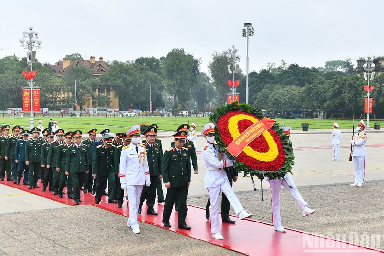 Делегация Центрального военного комитета и Министерства обороны возлагает венок. Делегация Центрального военного комитета и Министерства обороны возлагает венок.
