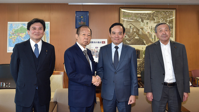 Вице-премьер Чан Лыу Куанг на встрече с Председателем Парламентского альянса японско-вьетнамской дружбы Никаи Тосихиро. Фото: VGP Вице-премьер Чан Лыу Куанг на встрече с Председателем Парламентского альянса японско-вьетнамской дружбы Никаи Тосихиро. Фото: VGP