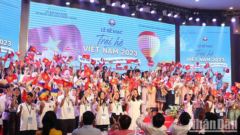 120 молодых людей, участвовавших в Летнем лагере Вьетнама 2023 года. 120 молодых людей, участвовавших в Летнем лагере Вьетнама 2023 года.