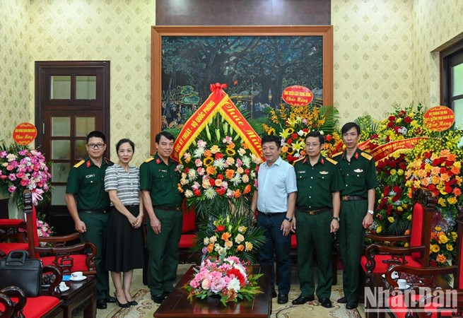 Полковник Ву Ван Кыонг поздравляет коллектив газеты «Нянзан». Фото: Зюи Линь Полковник Ву Ван Кыонг поздравляет коллектив газеты «Нянзан». Фото: Зюи Линь