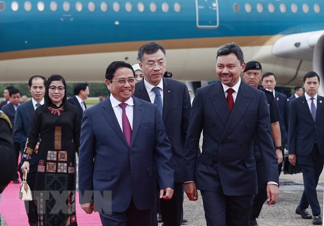 Наследный принц Брунея Аль-Мухтади Билла встречает Премьер-министра Фам Минь Тьиня. Фото: ВИА Наследный принц Брунея Аль-Мухтади Билла встречает Премьер-министра Фам Минь Тьиня. Фото: ВИА