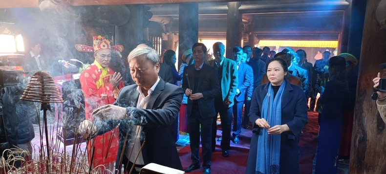 Делегаты воскуряют благовония в память о дзен-мастере, учителе Зыонг Кхонг Ло – великом мастере династии Ли, основателе пагоды Кео. Делегаты воскуряют благовония в память о дзен-мастере, учителе Зыонг Кхонг Ло – великом мастере династии Ли, основателе пагоды Кео.