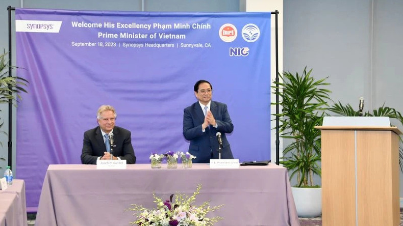 Премьер-министр Фам Минь Тьинь посещает компанию Synopsys.