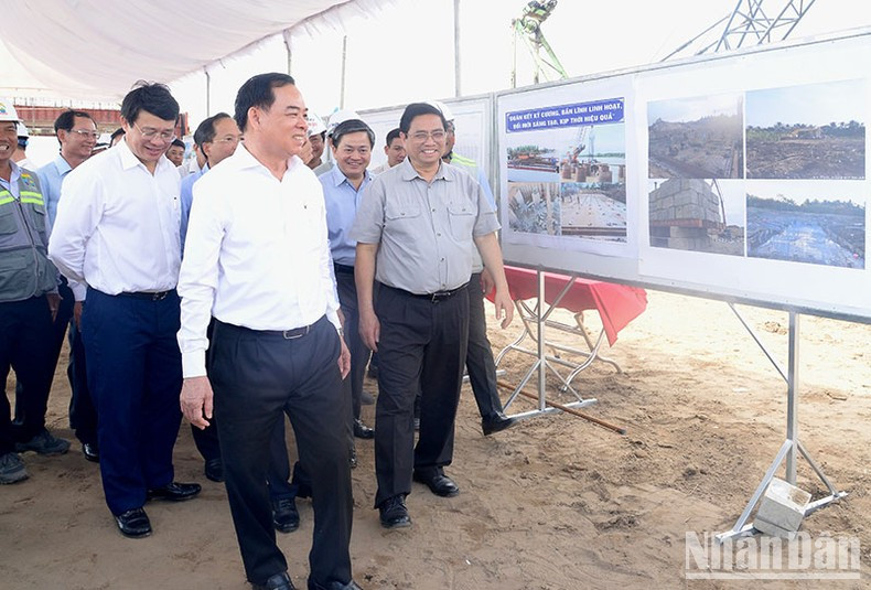 Премьер-министр Фам Минь Тьинь посещает площадку строительства моста Митхо. Фото: Тхань Жанг Премьер-министр Фам Минь Тьинь посещает площадку строительства моста Митхо. Фото: Тхань Жанг
