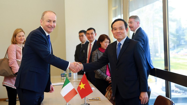 Вице-премьер Чан Лыу Куанг и Вице-премьер, Министр иностранных дел и обороны Ирландии Майкл Мартин. Фото: VGP Вице-премьер Чан Лыу Куанг и Вице-премьер, Министр иностранных дел и обороны Ирландии Майкл Мартин. Фото: VGP