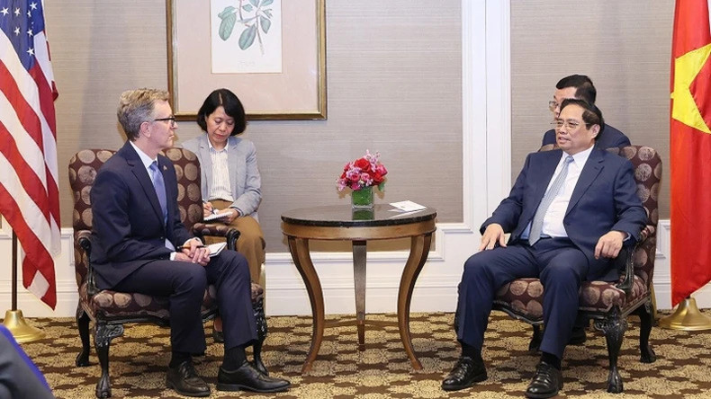 Премьер-министр Фам Минь Тьинь принимает делегацию политиков и бизнесменов штата Орегон. Премьер-министр Фам Минь Тьинь принимает делегацию политиков и бизнесменов штата Орегон.