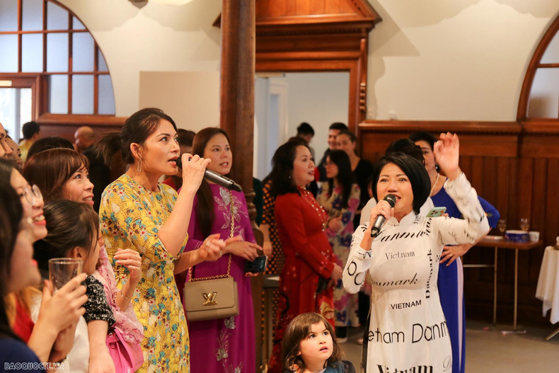Вьетнамцы в Дании с радостью поют песни. Фото: baoquocte.vn Вьетнамцы в Дании с радостью поют песни. Фото: baoquocte.vn