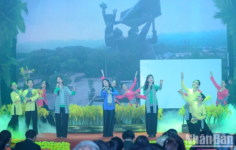 Художественный номер в рамках церемонии. Фото: Тхань Жанг Художественный номер в рамках церемонии. Фото: Тхань Жанг