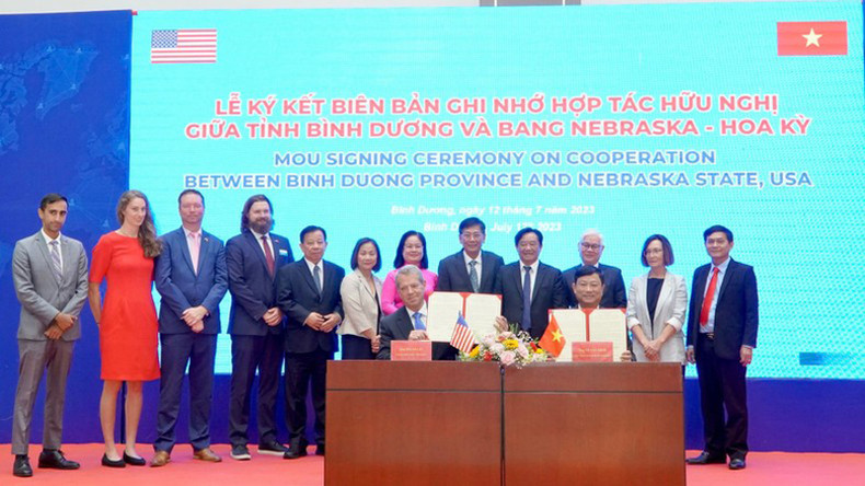 Председатель Народного комитета провинции Биньзыонг Во Ван Минь и губернатор штата Небраска Джим Пиллен на церемонии подписания меморандума. Председатель Народного комитета провинции Биньзыонг Во Ван Минь и губернатор штата Небраска Джим Пиллен на церемонии подписания меморандума.
