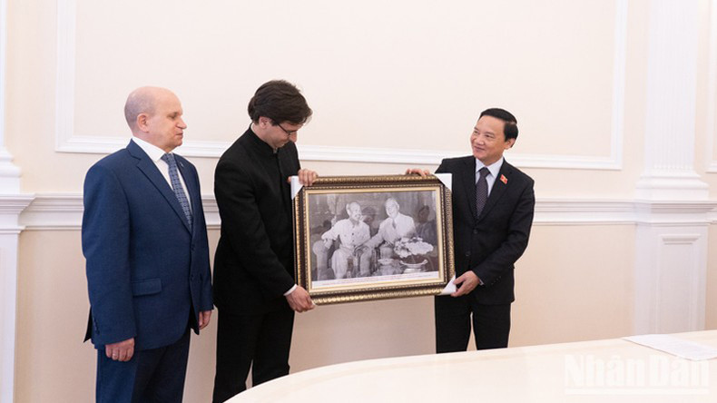 Зампредседателя НС Нгуен Кхак Динь вручает подарки представителям лицея №488. Фото: Тхань Тхэ