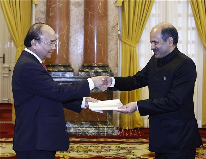 Посол Индии во Вьетнаме Сандип Арья вручает верительные грамоты Президенту Нгуен Суан Фуку. Фото: ВИА Посол Индии во Вьетнаме Сандип Арья вручает верительные грамоты Президенту Нгуен Суан Фуку. Фото: ВИА