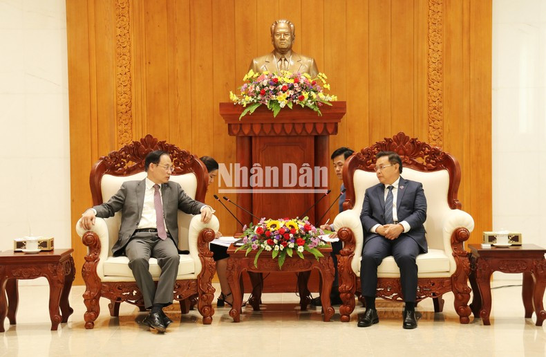 Председатель Национальной ассамблеи Лаоса Сайсомфон Фомвихан и Заведующий Отделом ЦК КПВ по внешним связям Ле Хоай Чунг. Фото: Чинь Зунг Председатель Национальной ассамблеи Лаоса Сайсомфон Фомвихан и Заведующий Отделом ЦК КПВ по внешним связям Ле Хоай Чунг. Фото: Чинь Зунг