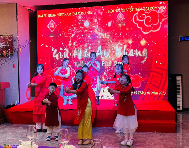 Художественный номер в рамках программы «Весна на Родине» в Румынии. Фото: baoquocte.vn Художественный номер в рамках программы «Весна на Родине» в Румынии. Фото: baoquocte.vn