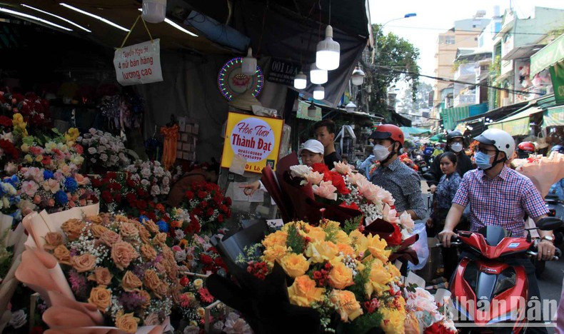 Некоторые торговцы на цветочном рынке Хотхики также заявили, что цены на праздничные цветы немного выросли по сравнению с будними днями, а покупательная способность в этом году снизилась по сравнению с тем же периодом прошлого года. Некоторые торговцы на цветочном рынке Хотхики также заявили, что цены на праздничные цветы немного выросли по сравнению с будними днями, а покупательная способность в этом году снизилась по сравнению с тем же периодом прошлого года.